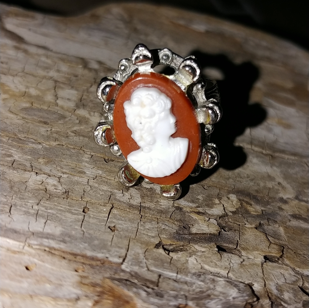 Vintage Cameo Ring in Silver